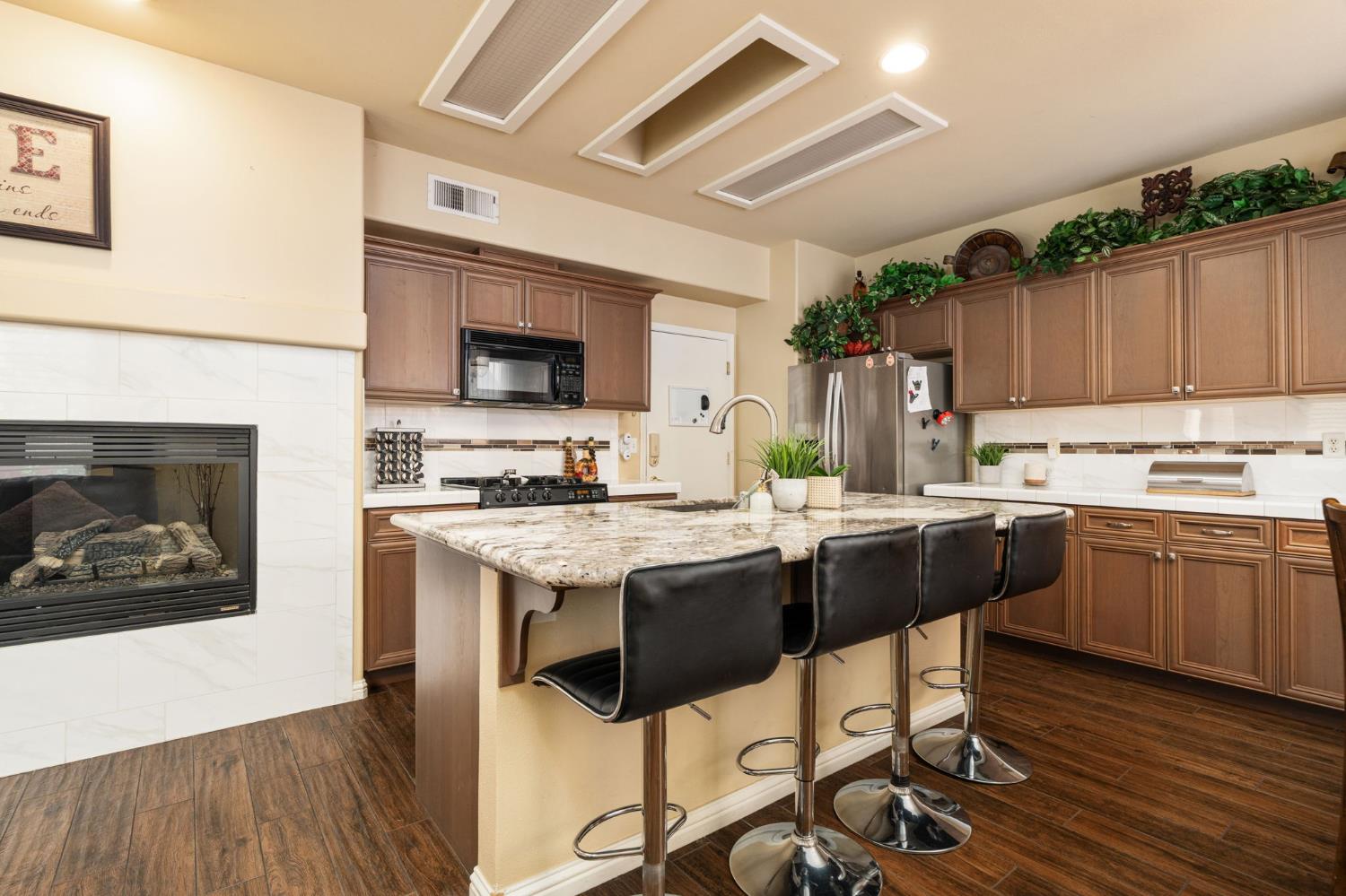 713 W Bordeaux Ln, Clovis, CA 93619