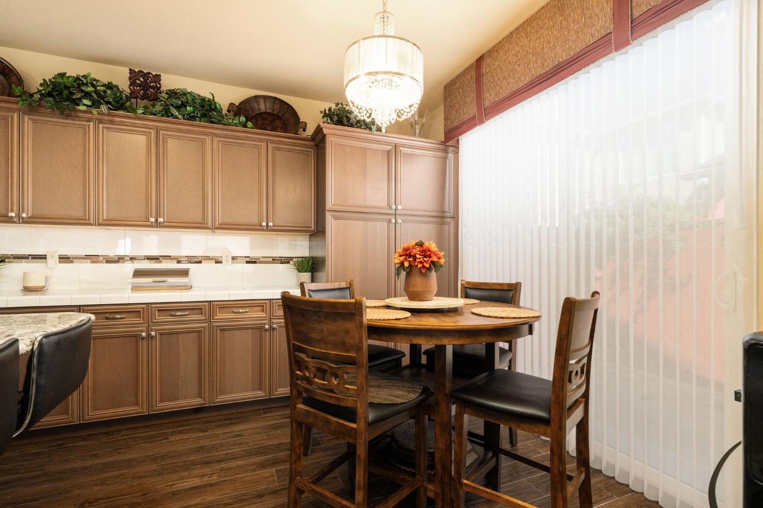 713 W Bordeaux Ln, Clovis, CA 93619