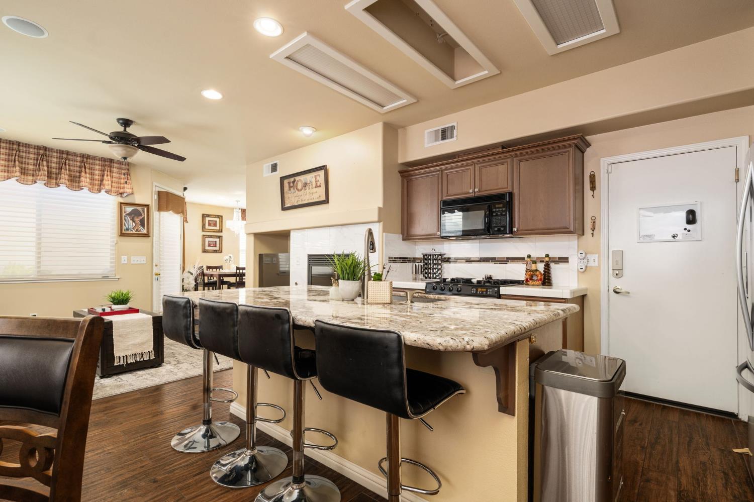 713 W Bordeaux Ln, Clovis, CA 93619