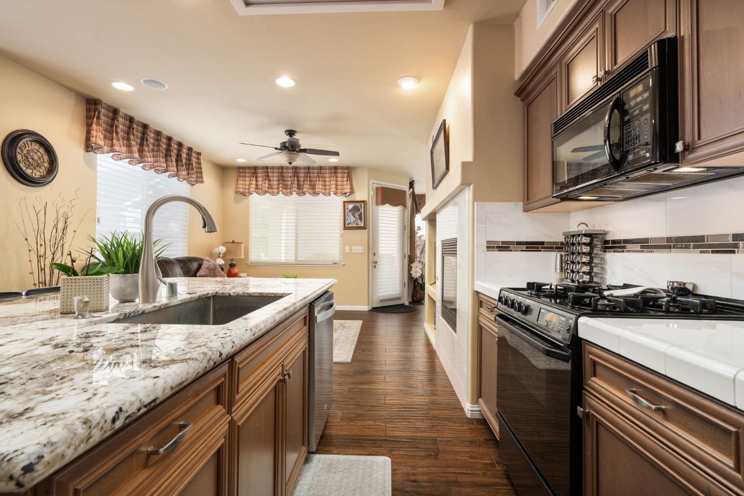 713 W Bordeaux Ln, Clovis, CA 93619