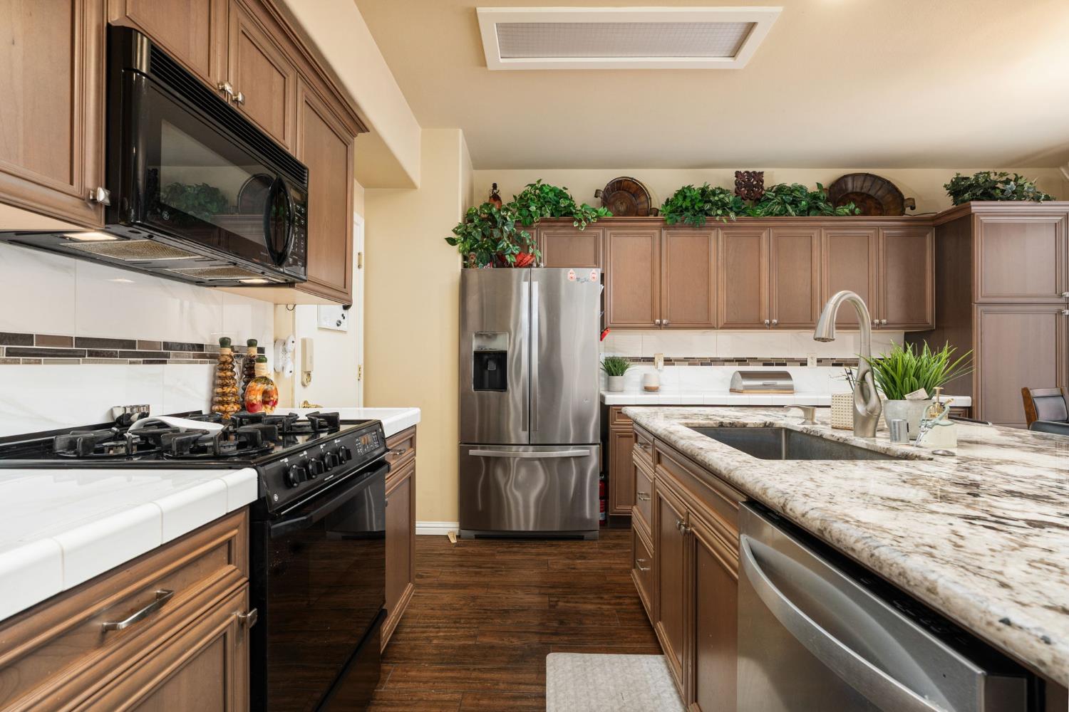713 W Bordeaux Ln, Clovis, CA 93619