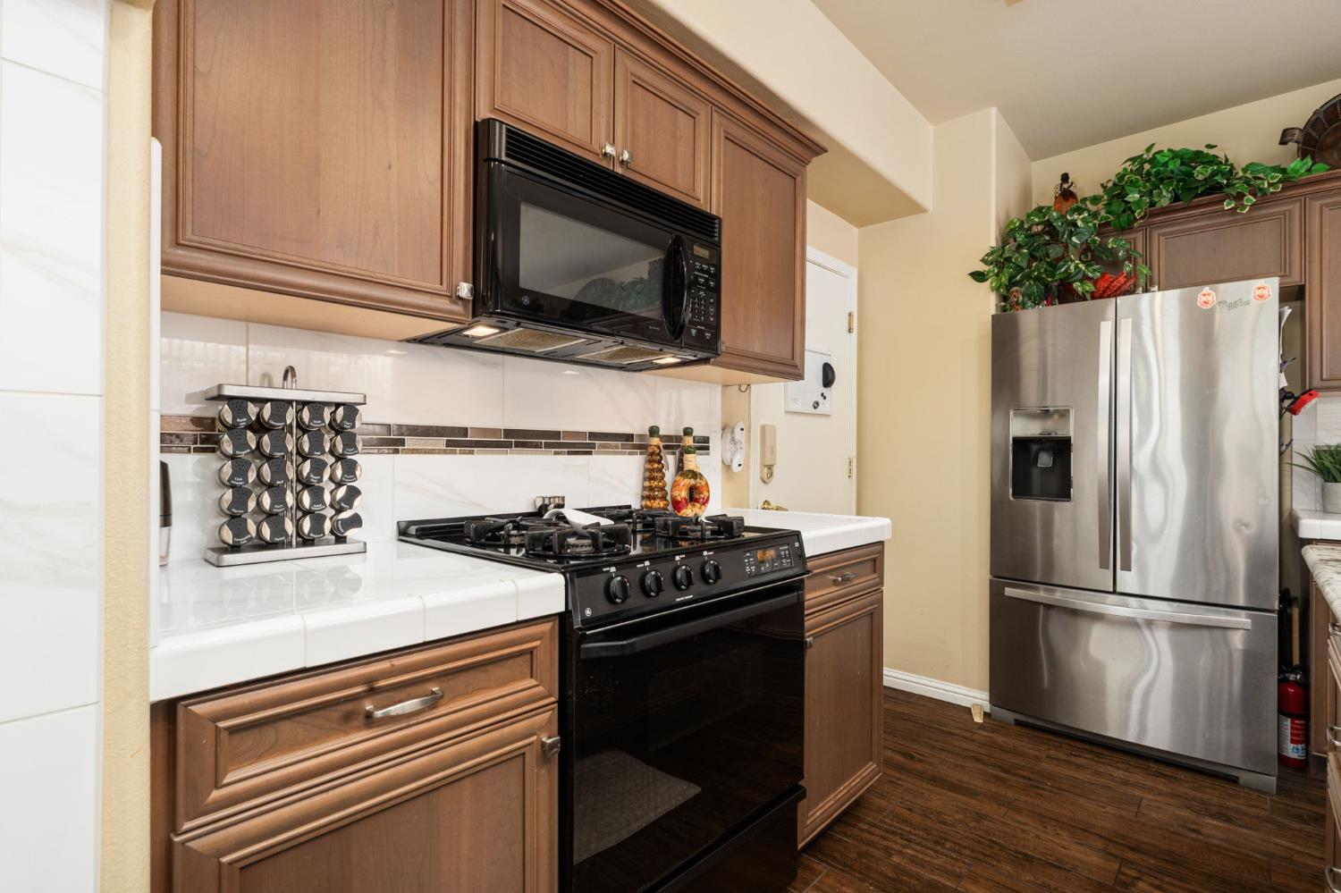 713 W Bordeaux Ln, Clovis, CA 93619