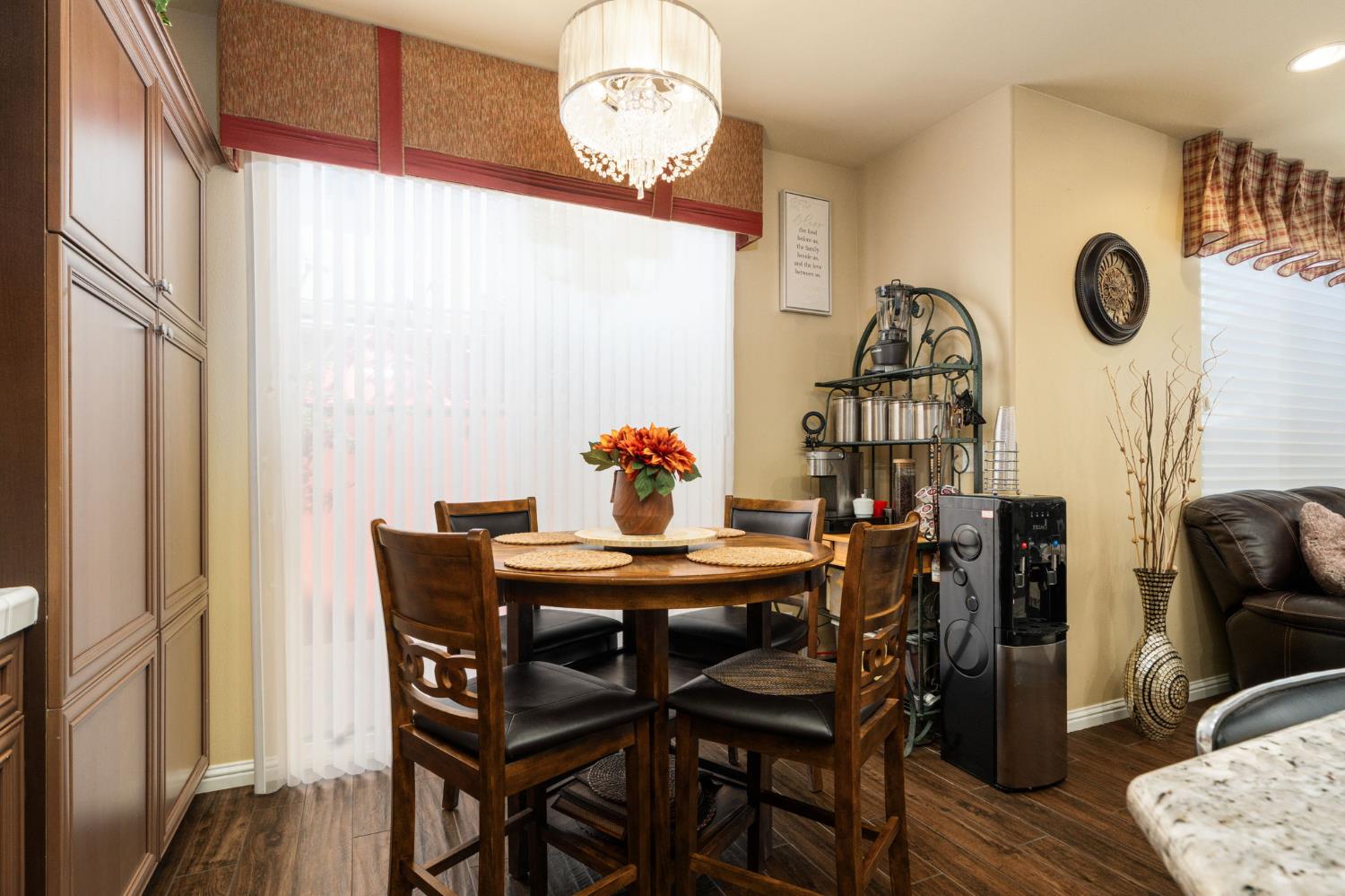713 W Bordeaux Ln, Clovis, CA 93619