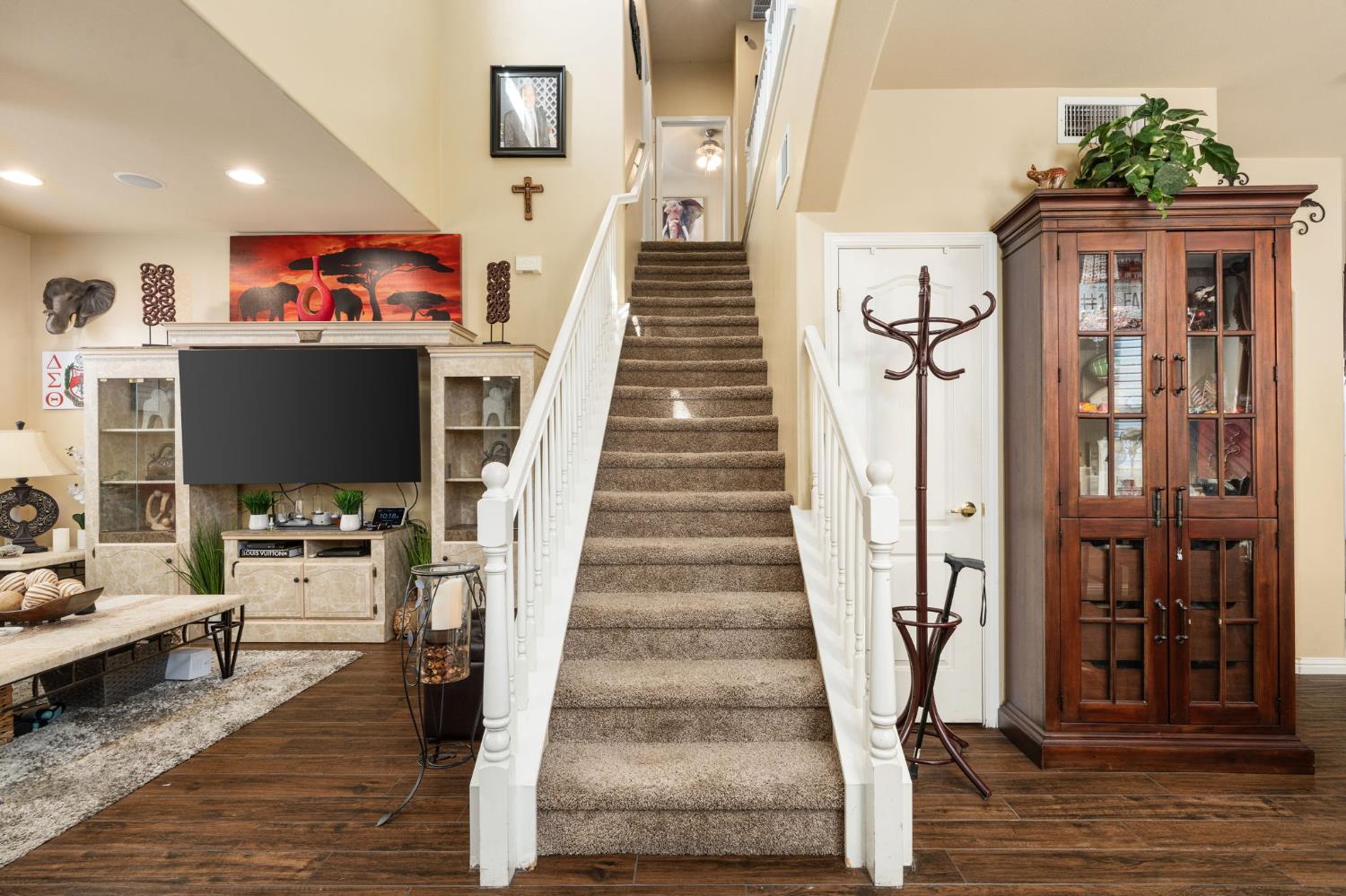 713 W Bordeaux Ln, Clovis, CA 93619