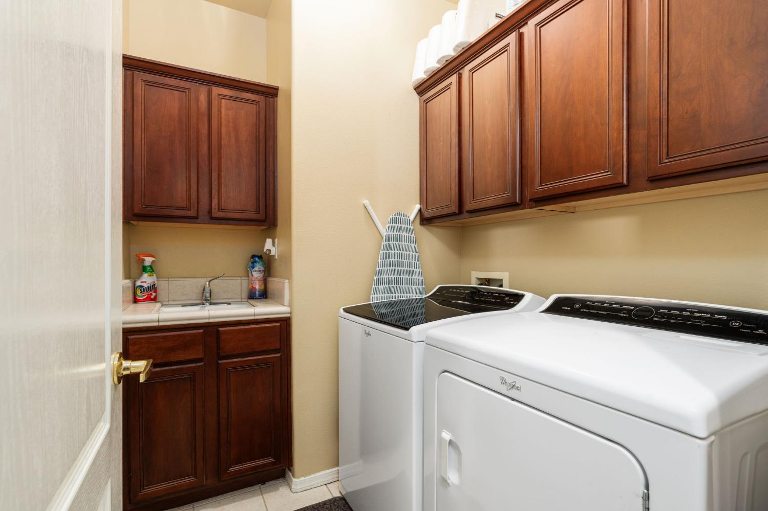713 W Bordeaux Ln, Clovis, CA 93619