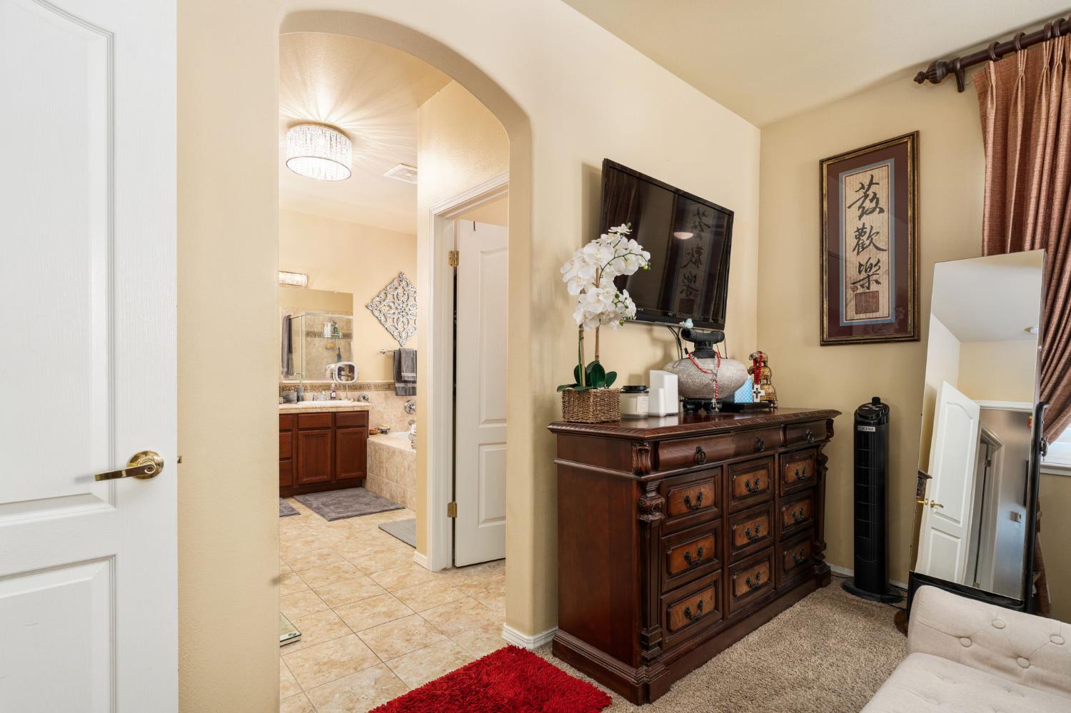 713 W Bordeaux Ln, Clovis, CA 93619