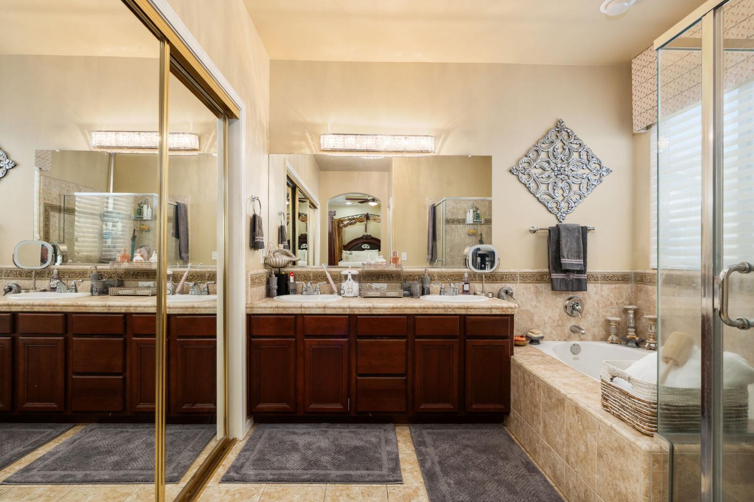 713 W Bordeaux Ln, Clovis, CA 93619