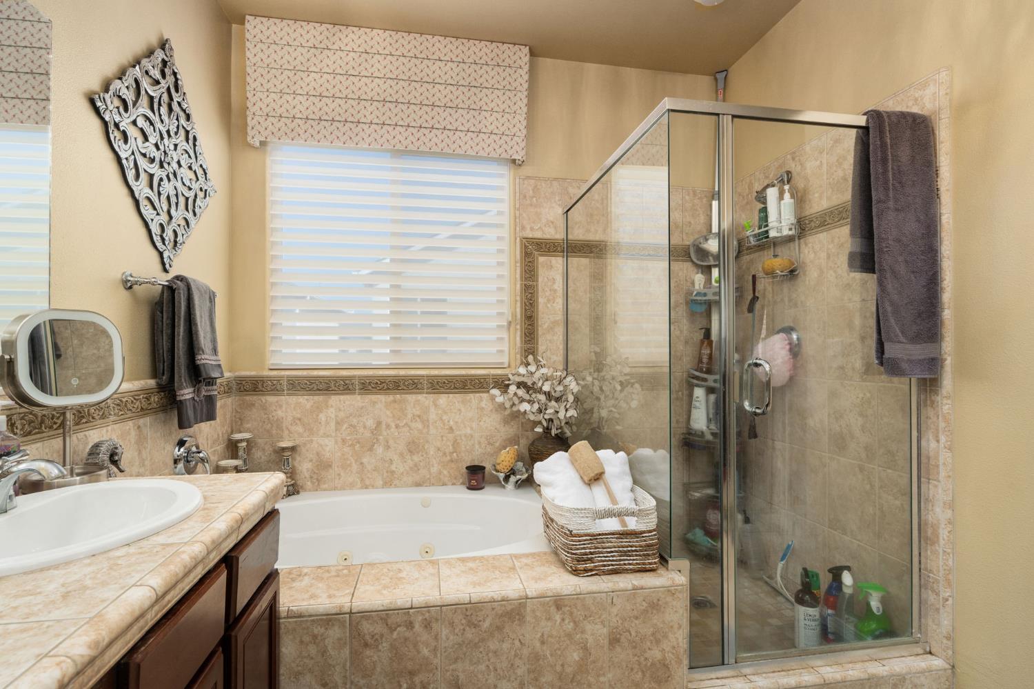 713 W Bordeaux Ln, Clovis, CA 93619