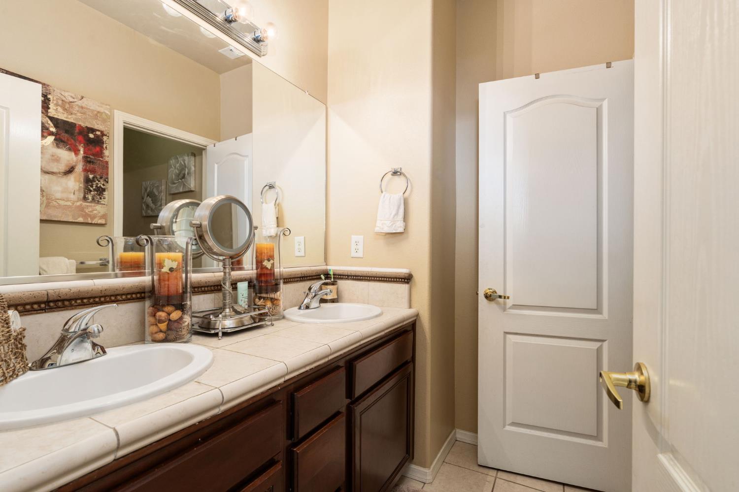 713 W Bordeaux Ln, Clovis, CA 93619