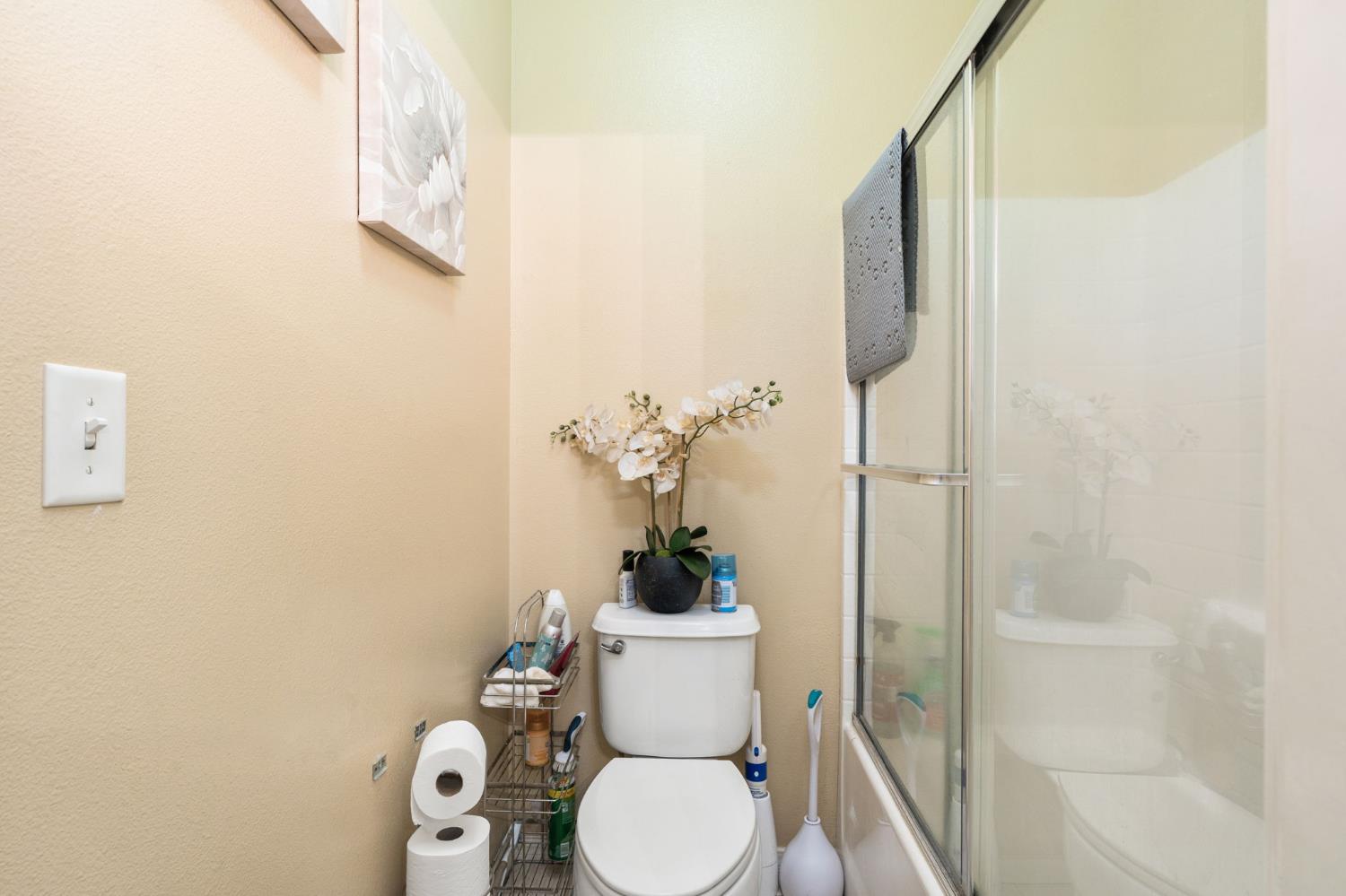 713 W Bordeaux Ln, Clovis, CA 93619