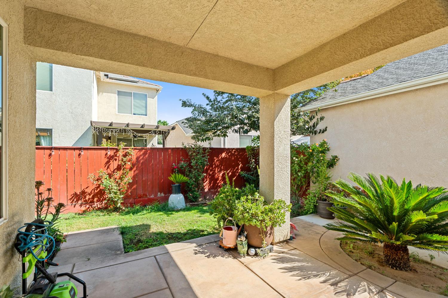 713 W Bordeaux Ln, Clovis, CA 93619