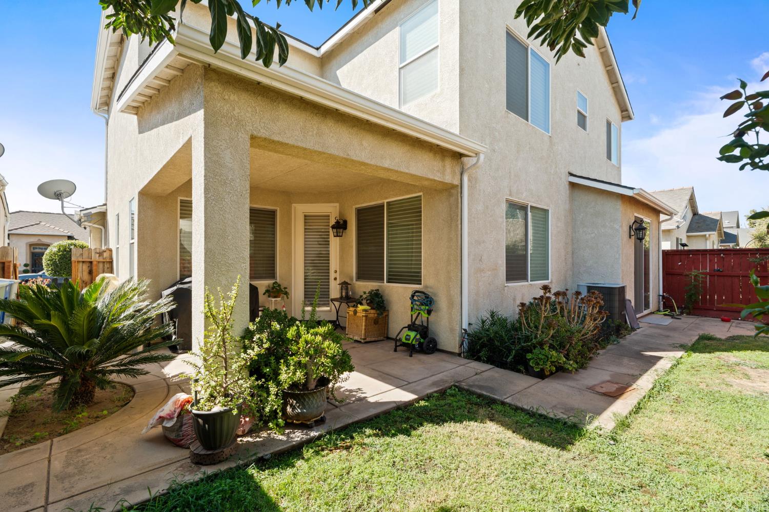 713 W Bordeaux Ln, Clovis, CA 93619