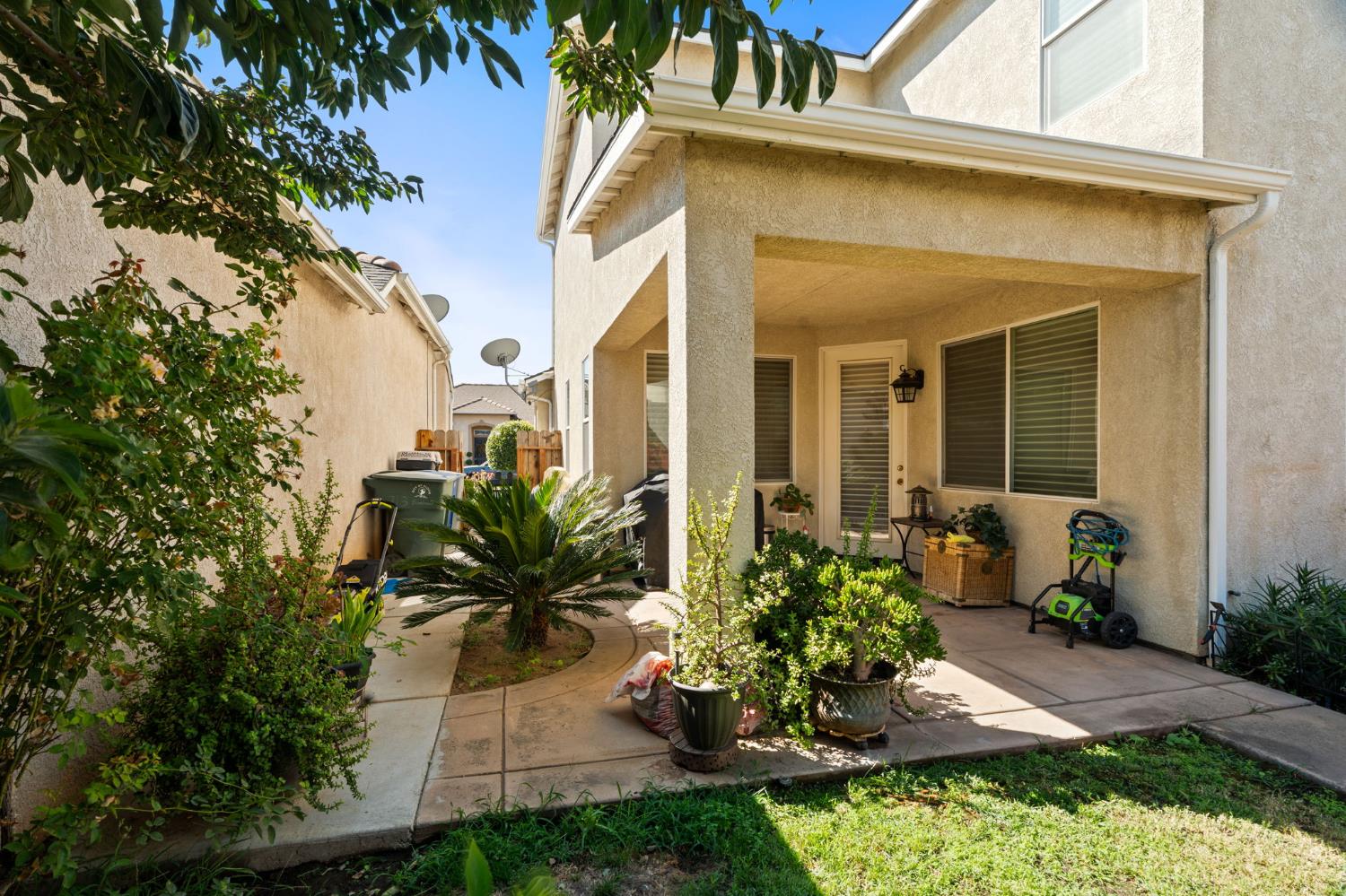 713 W Bordeaux Ln, Clovis, CA 93619