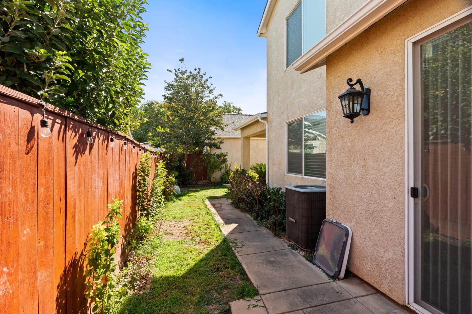 713 W Bordeaux Ln, Clovis, CA 93619