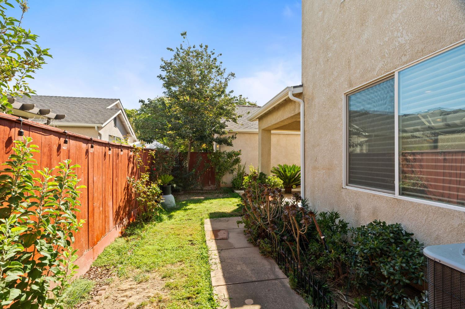 713 W Bordeaux Ln, Clovis, CA 93619