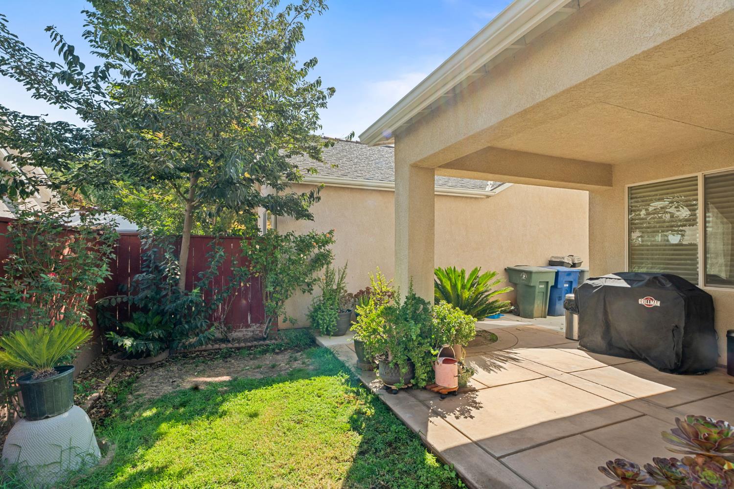 713 W Bordeaux Ln, Clovis, CA 93619