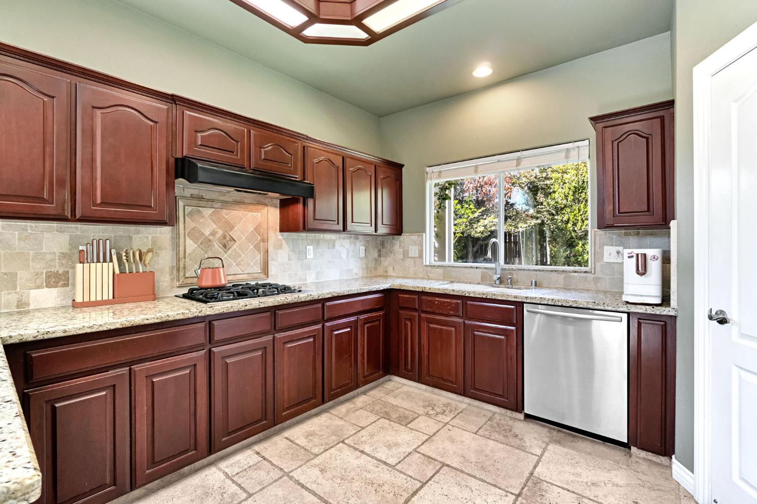 1828 N Orangewood Ave, Clovis, CA 93619