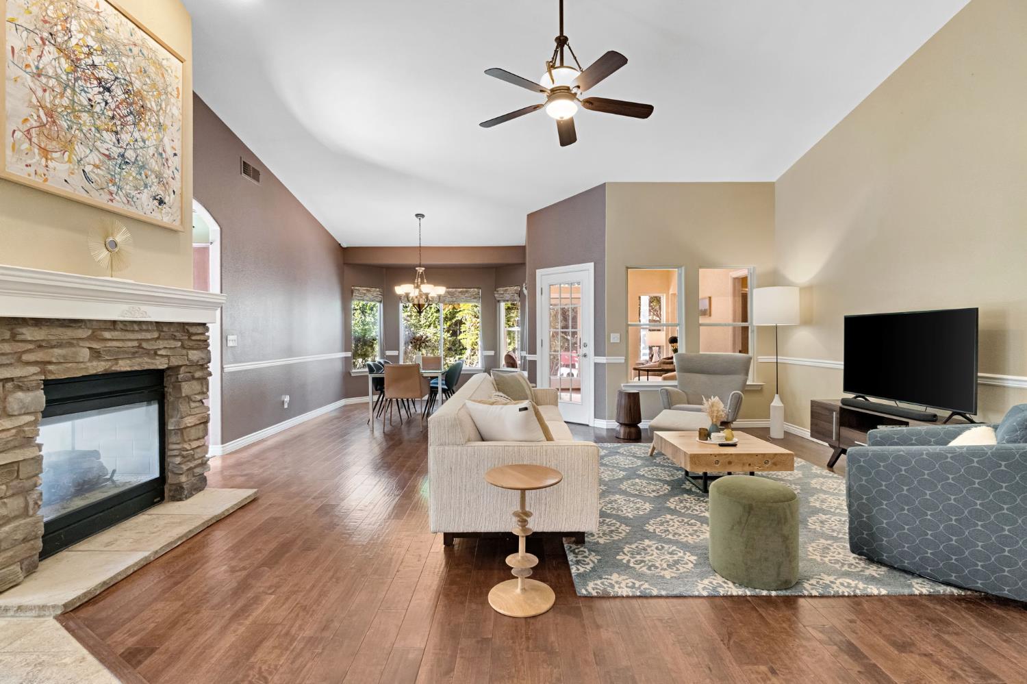 1828 N Orangewood Ave, Clovis, CA 93619