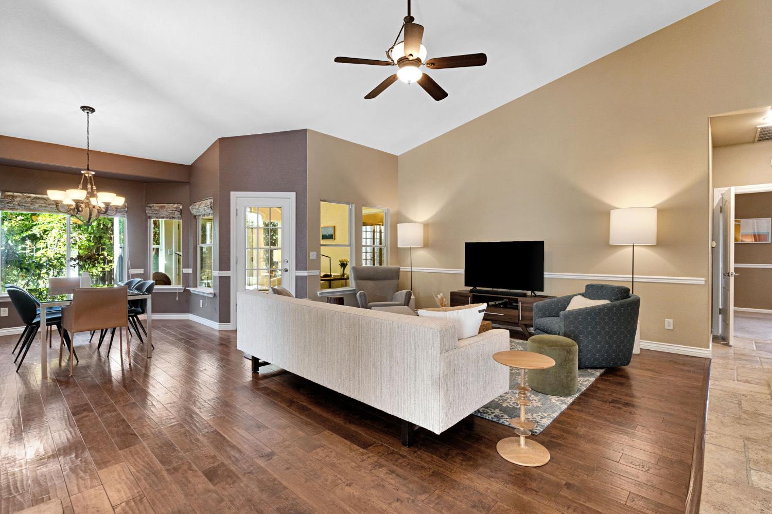 1828 N Orangewood Ave, Clovis, CA 93619