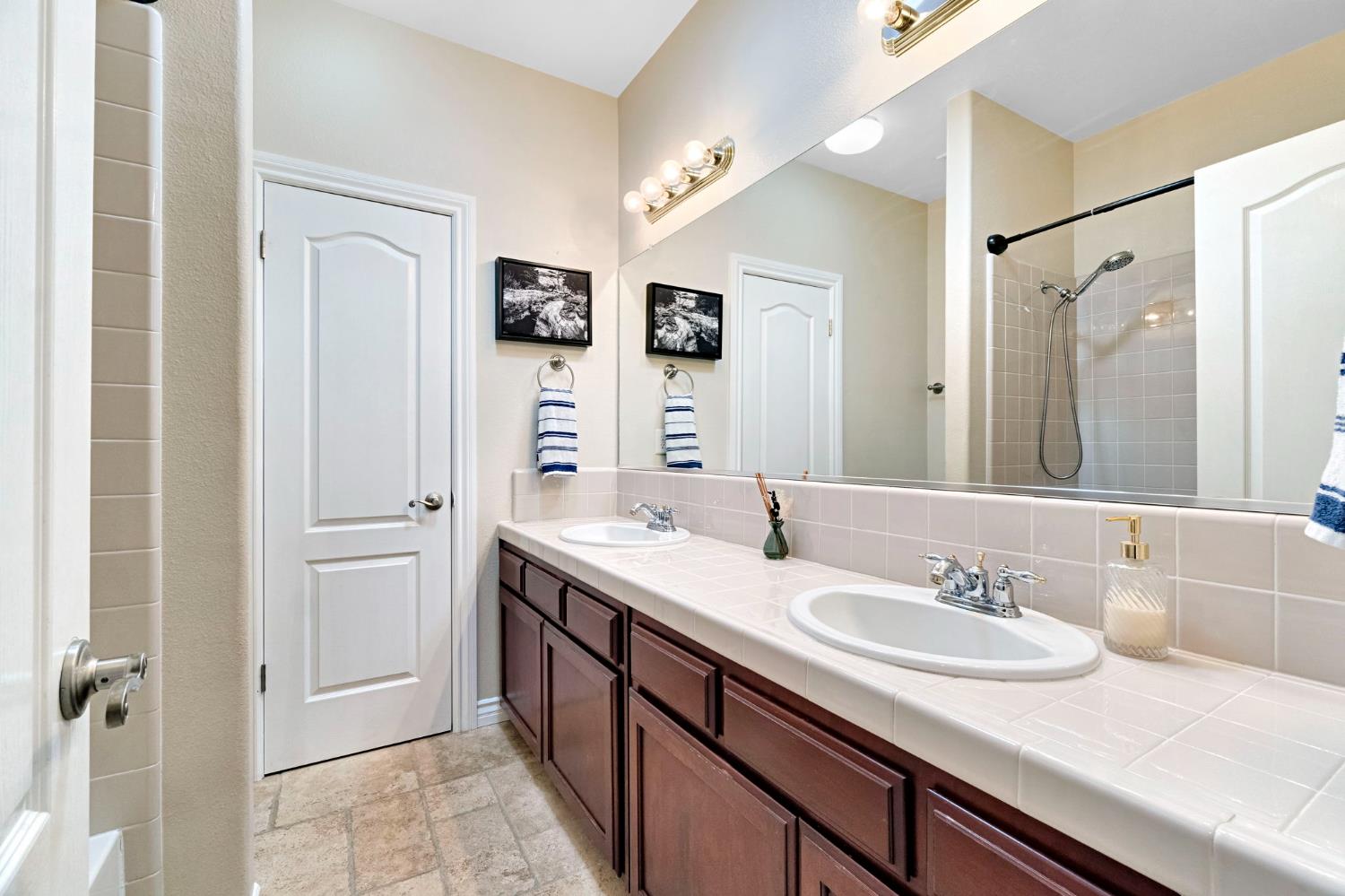 1828 N Orangewood Ave, Clovis, CA 93619
