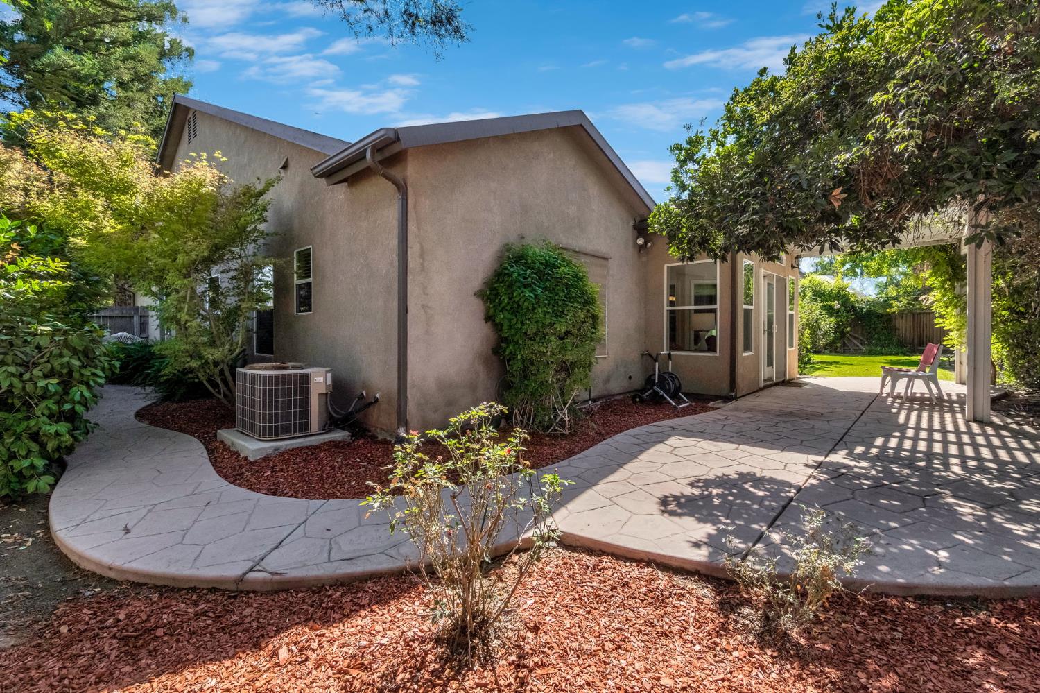 1828 N Orangewood Ave, Clovis, CA 93619
