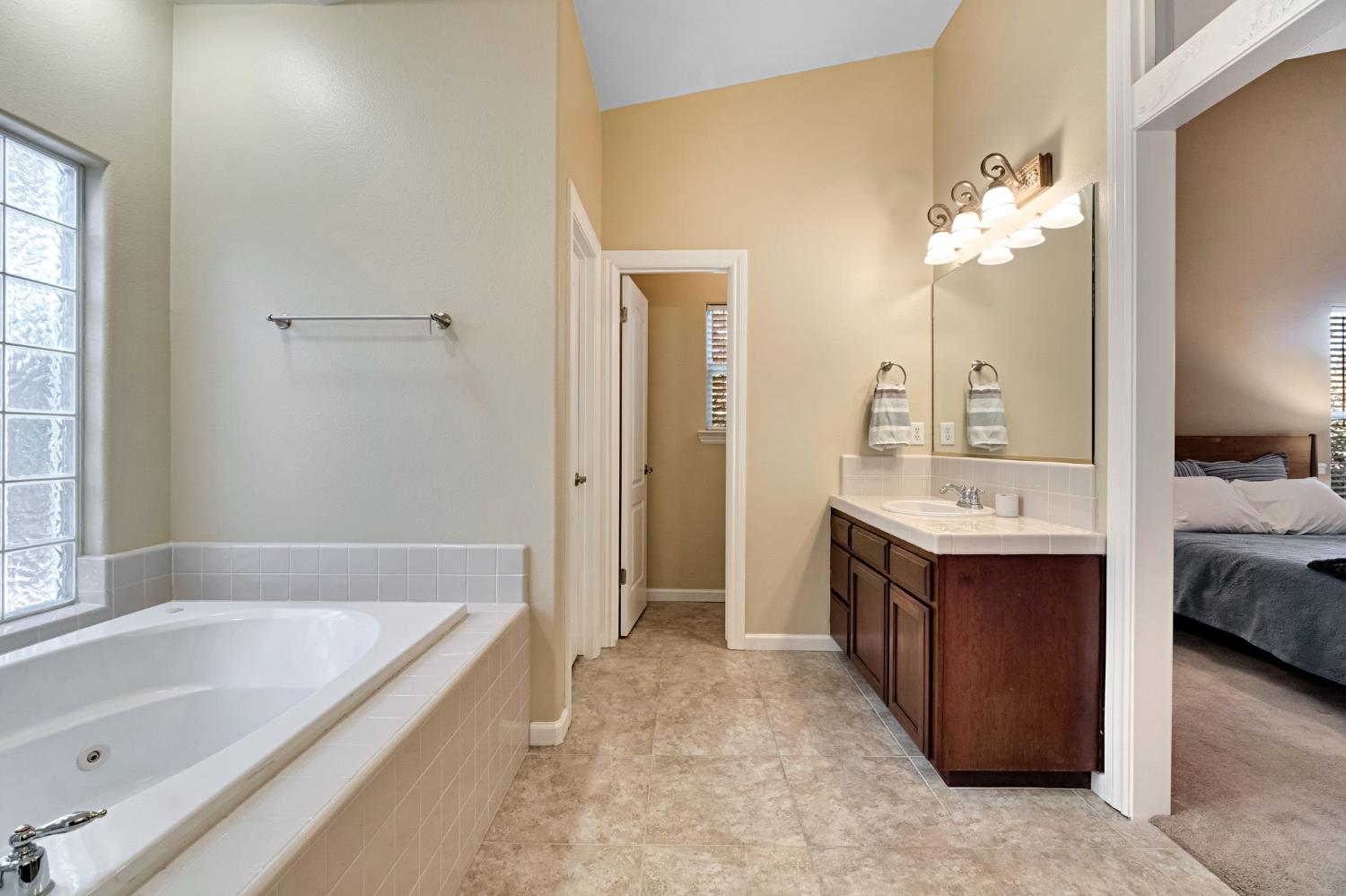 1828 N Orangewood Ave, Clovis, CA 93619