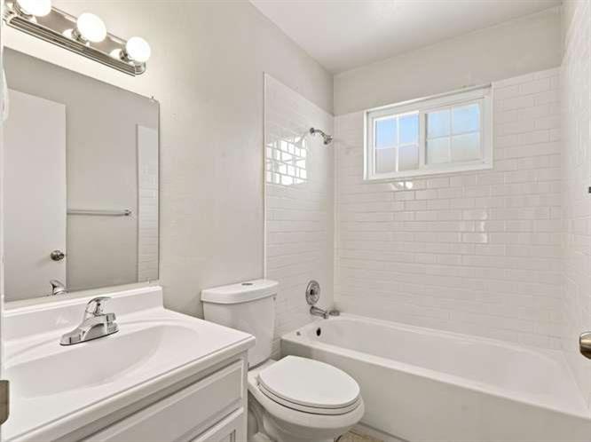 2247 Sylmar Ave #4, Clovis, CA 93612