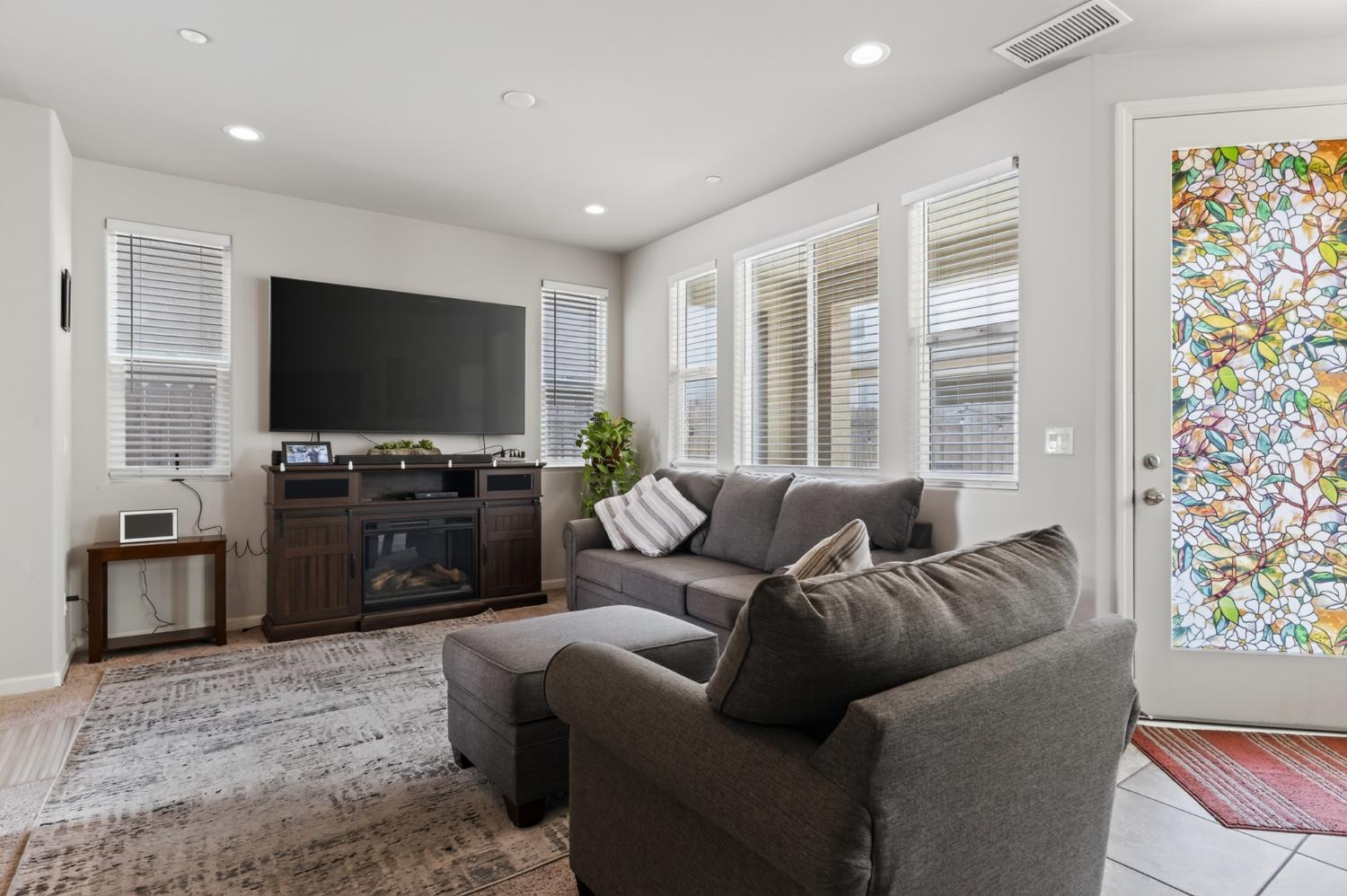 6275 E Overlook Way, Fresno, CA 93727