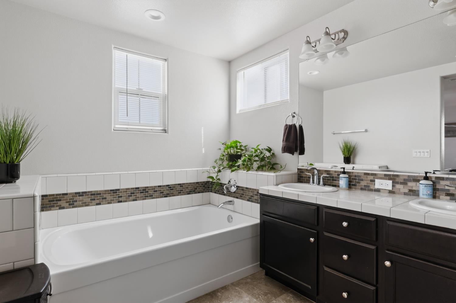 6275 E Overlook Way, Fresno, CA 93727