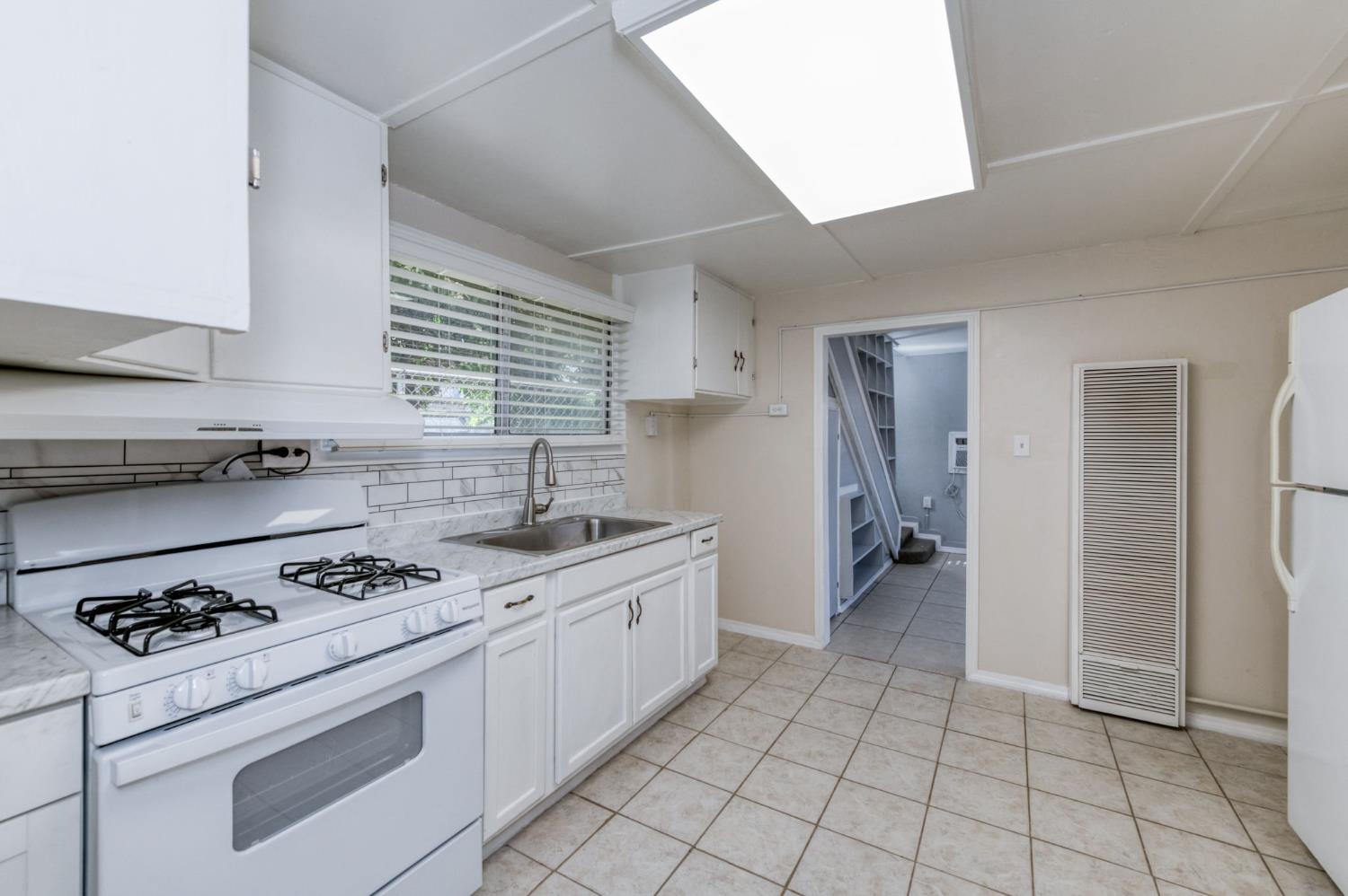 340 N K St, Dinuba, CA 93618