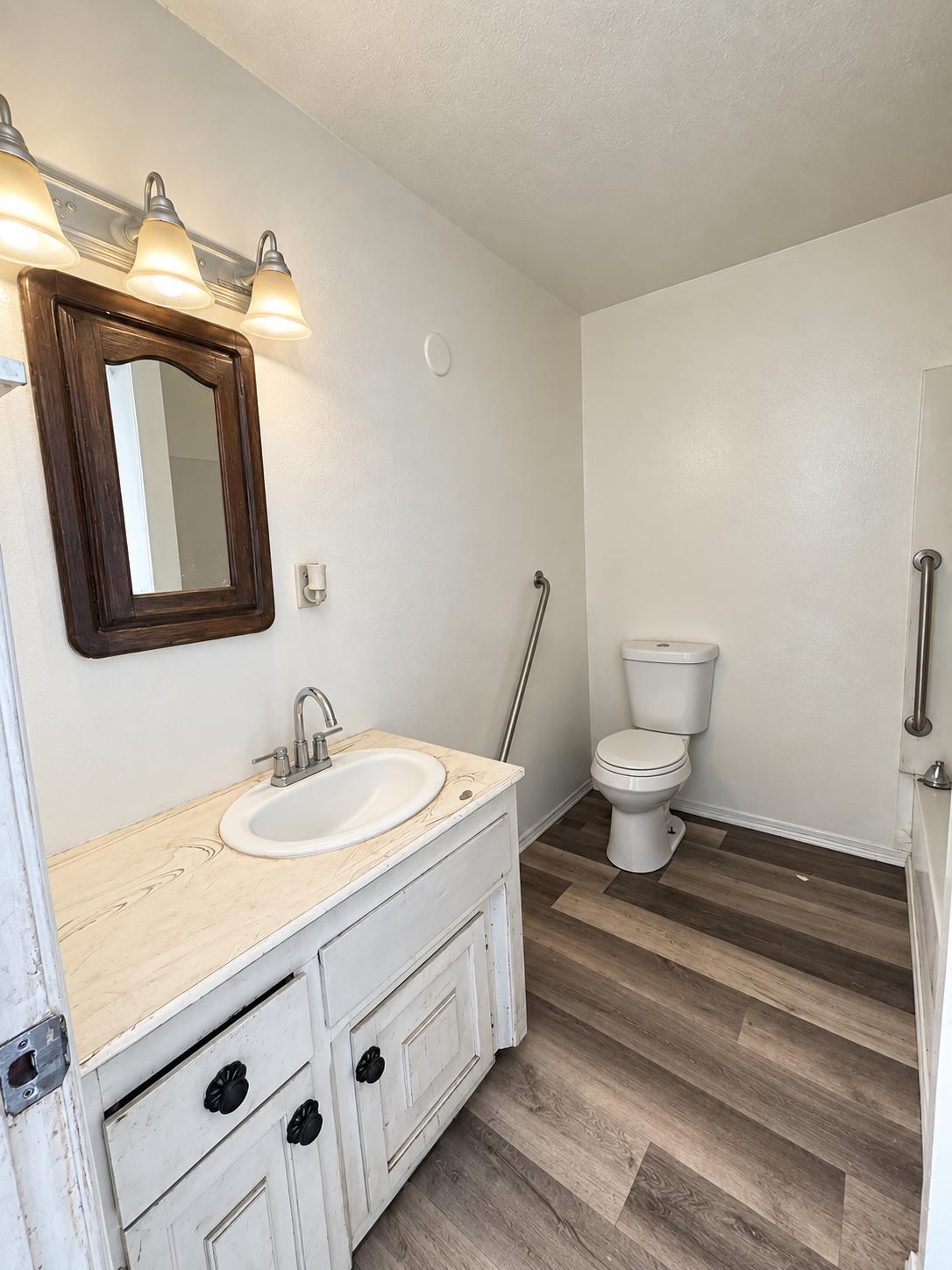 180 E Warner Ave, Fresno, CA 93710