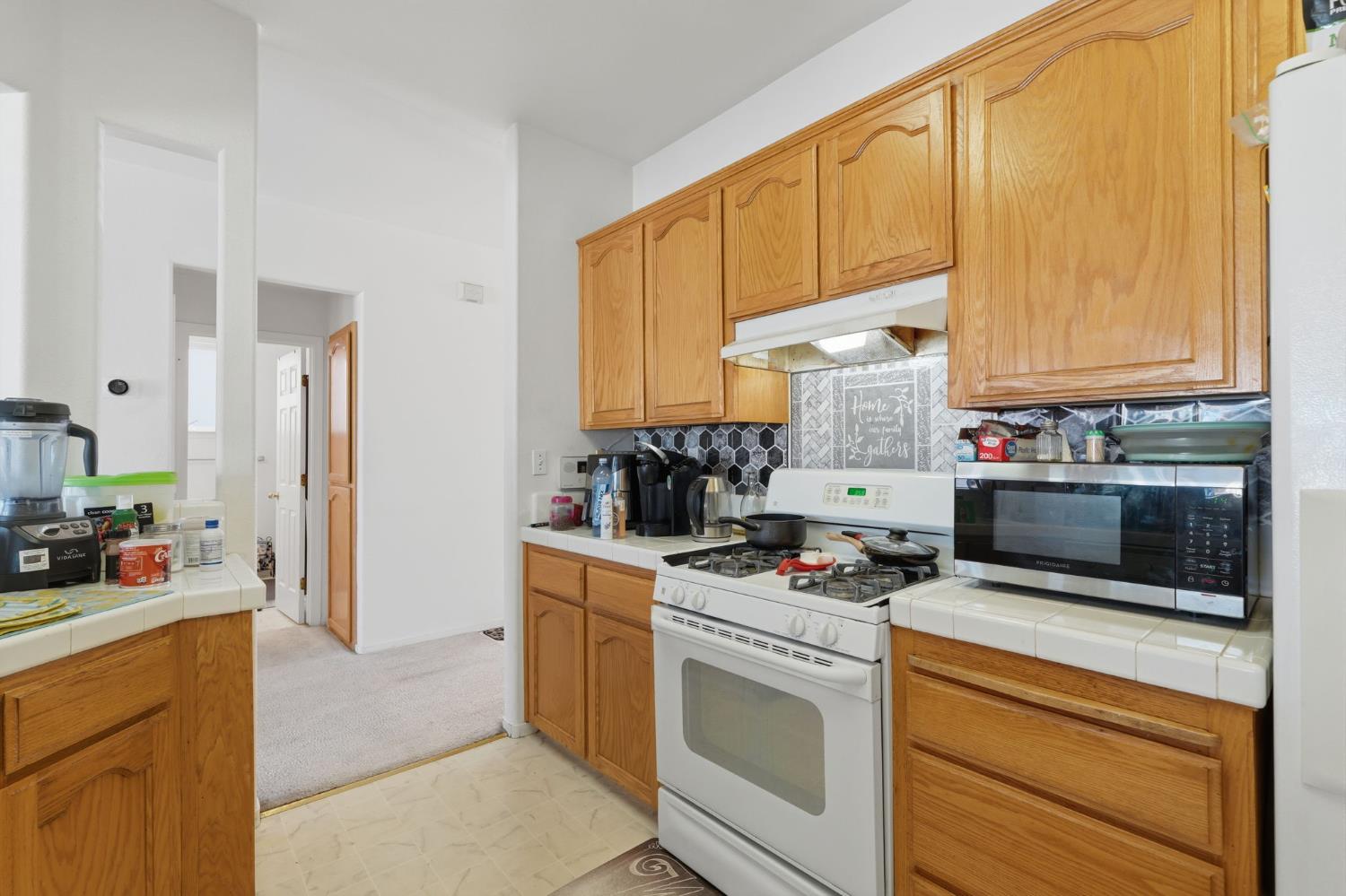 1150 Mission Dr, Lemoore, CA 93245