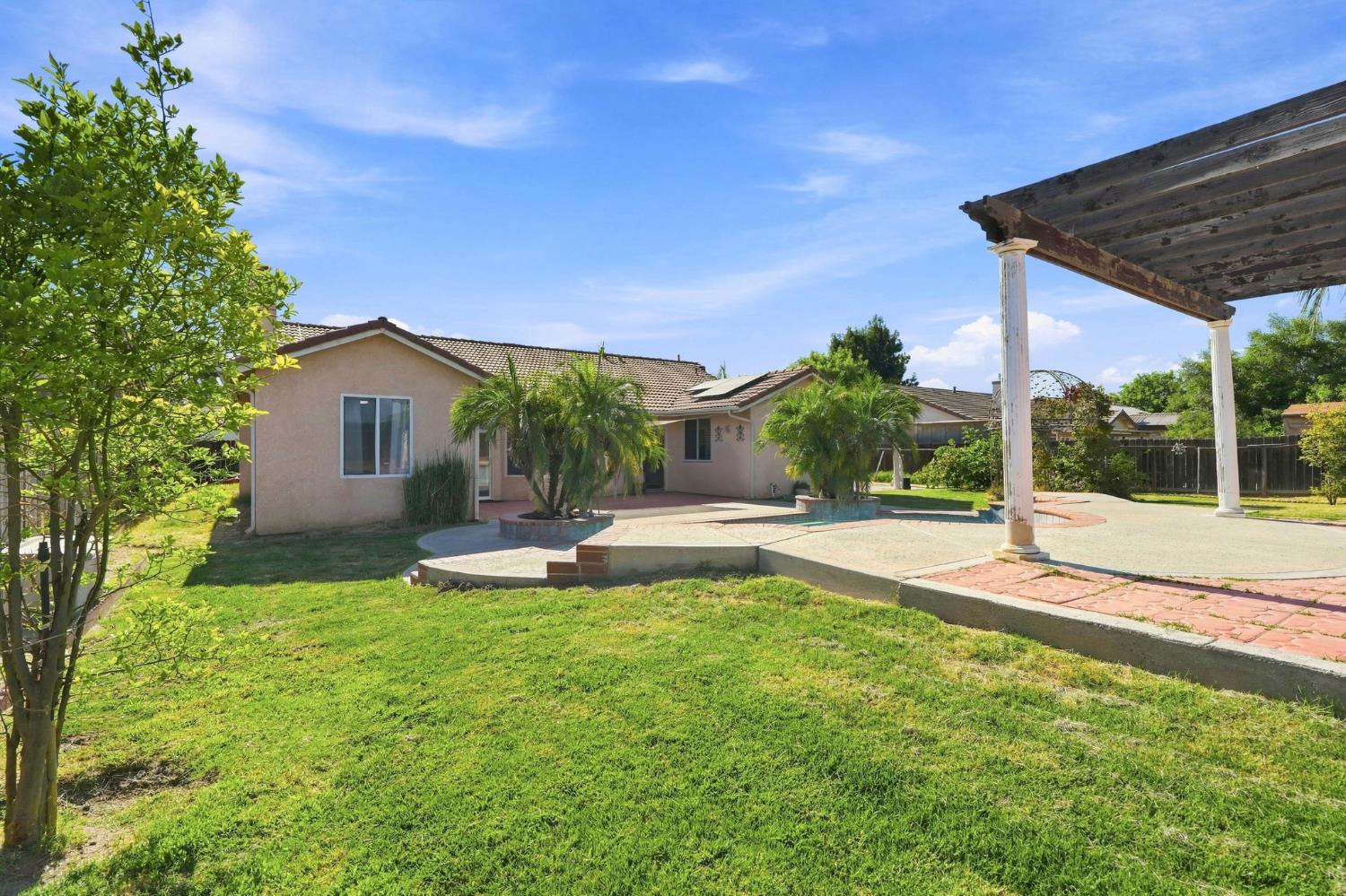 1150 Mission Dr, Lemoore, CA 93245