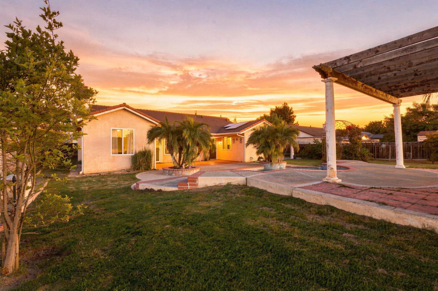 1150 Mission Dr, Lemoore, CA 93245