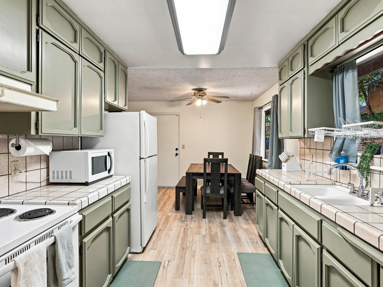 44754 Mountain Meadow Rd, Oakhurst, CA 93644