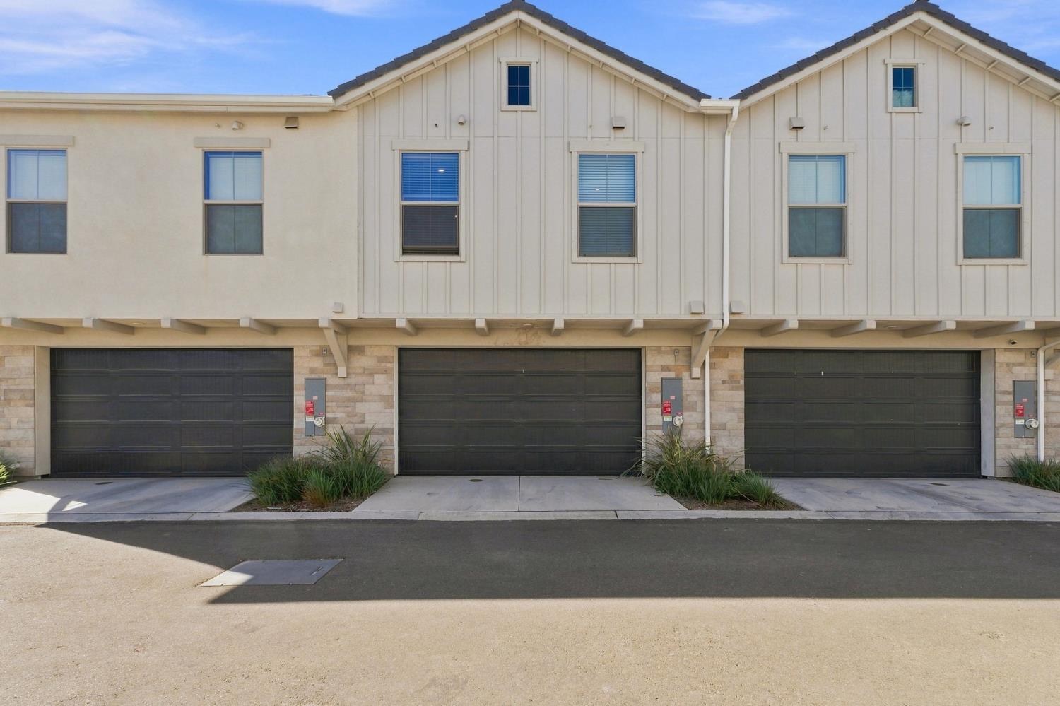 10923 N Blackberry Dr, Fresno, CA 93730