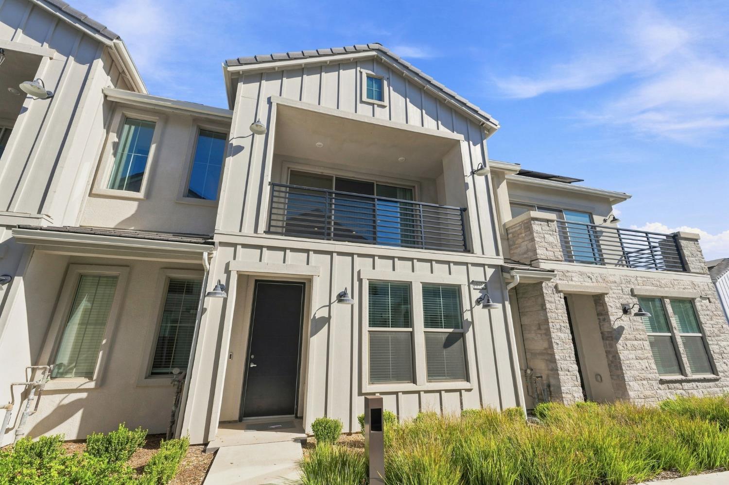 10923 N Blackberry Dr, Fresno, CA 93730
