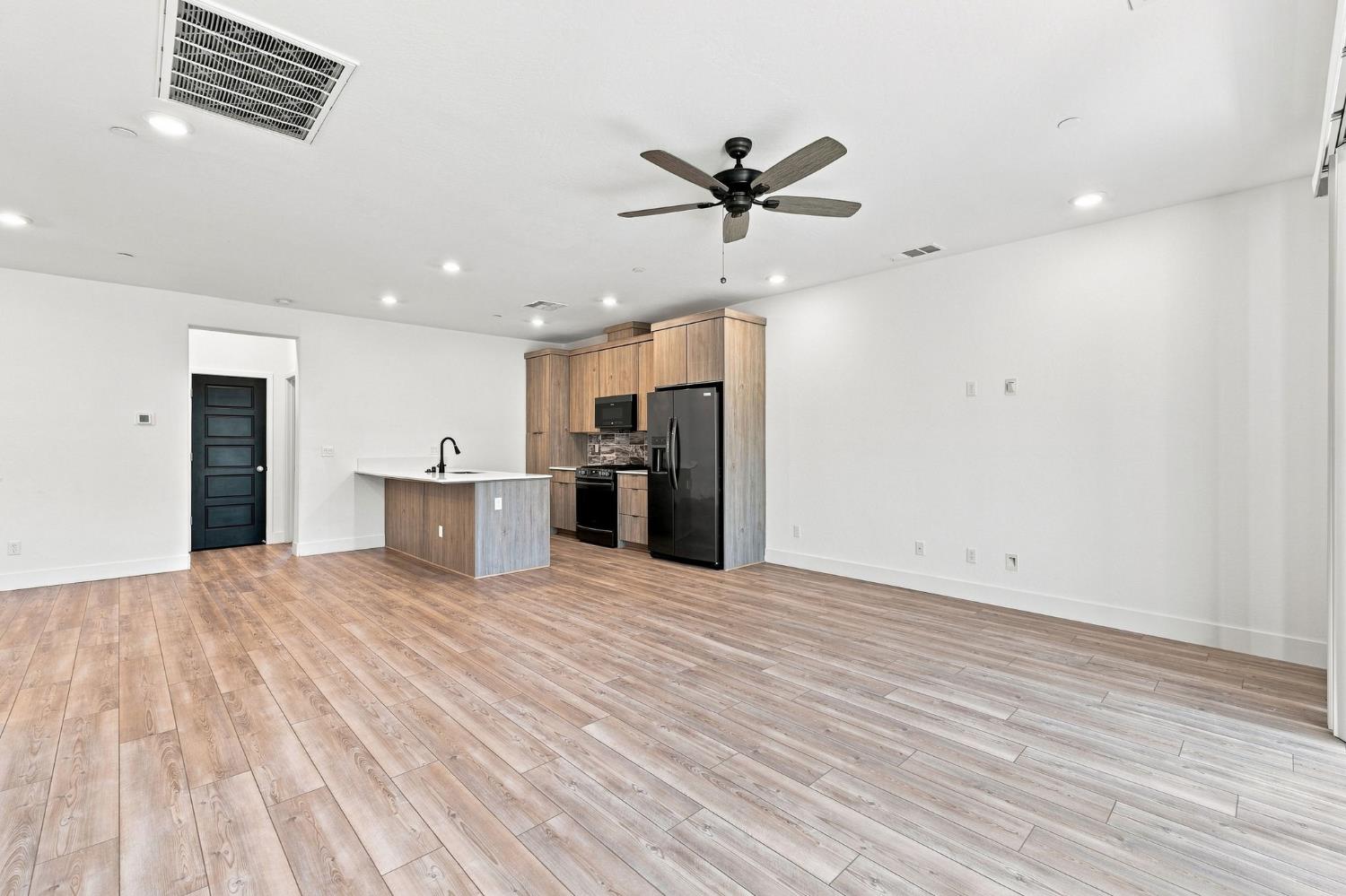 10923 N Blackberry Dr, Fresno, CA 93730