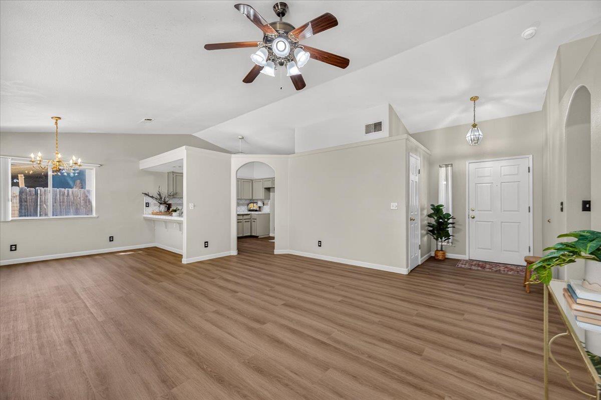 5438 N State St, Fresno, CA 93722