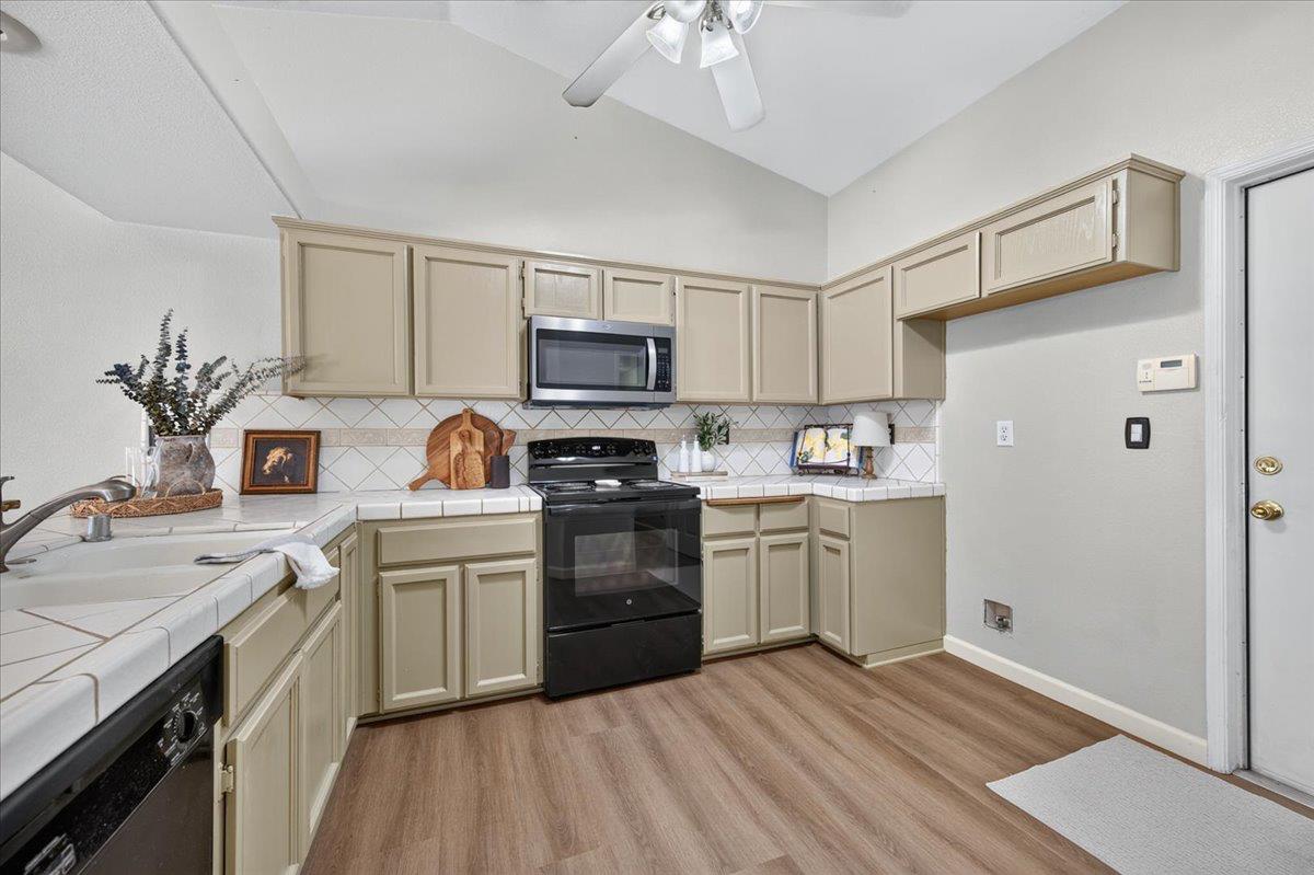 5438 N State St, Fresno, CA 93722