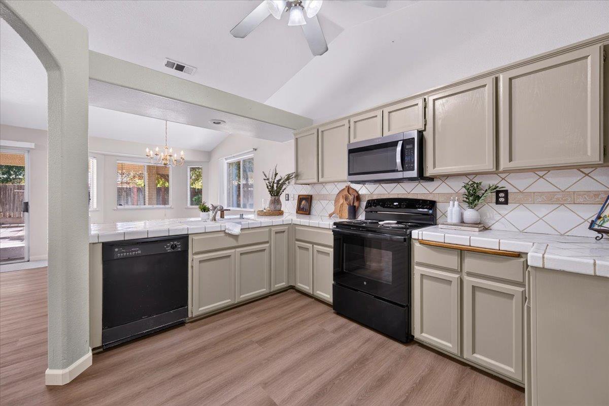 5438 N State St, Fresno, CA 93722