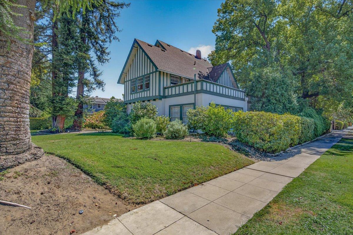 600 E Carmen Ave E, Fresno, CA 93728