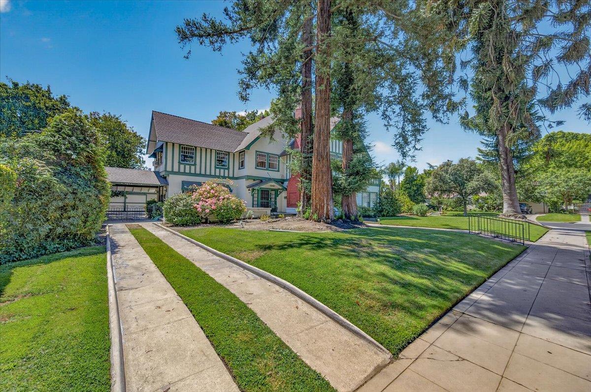 600 E Carmen Ave E, Fresno, CA 93728