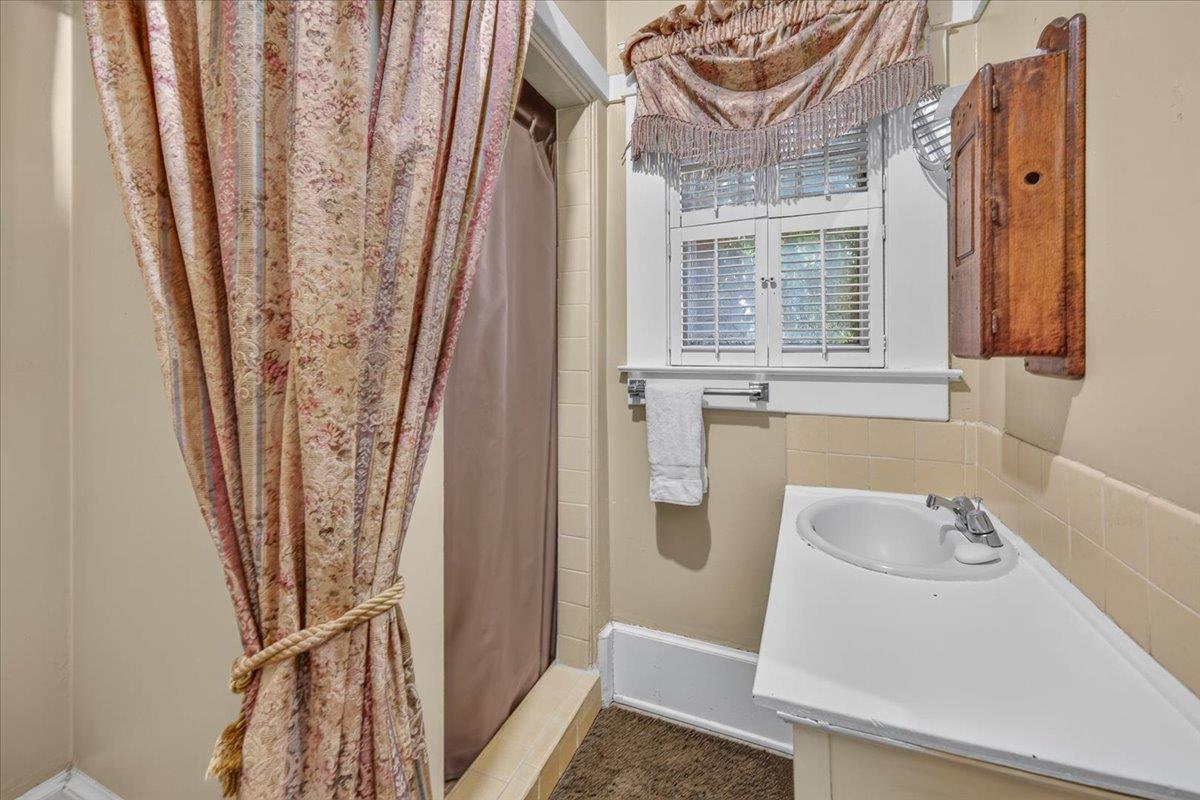 600 E Carmen Ave E, Fresno, CA 93728