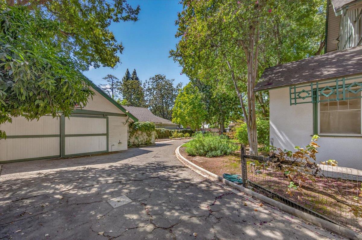 600 E Carmen Ave E, Fresno, CA 93728