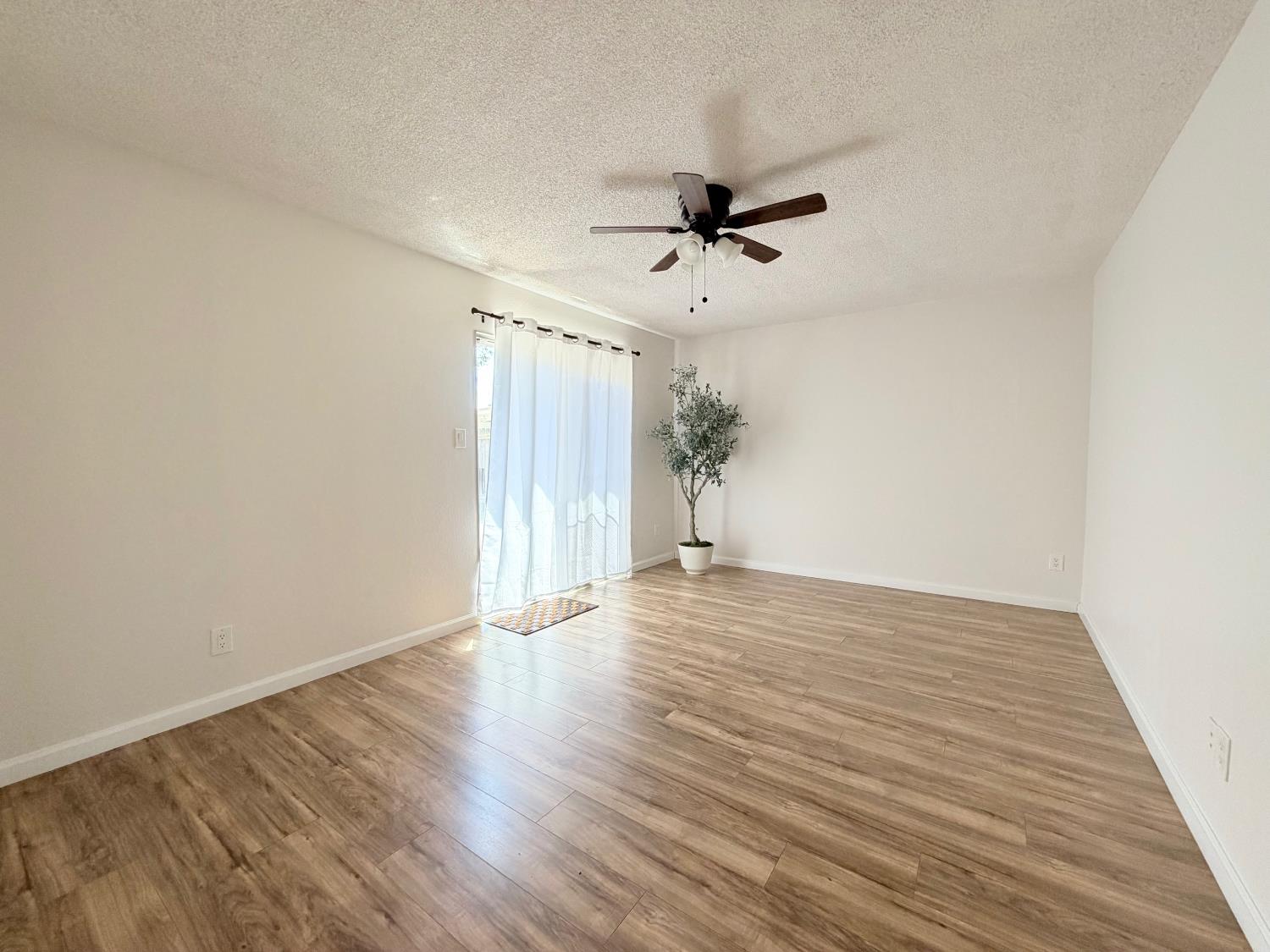 1833 W Pico Ave, Fresno, CA 93705