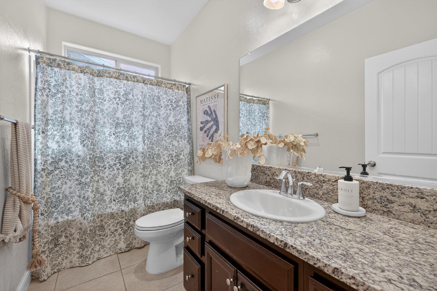 6876 E Fedora Ave, Fresno, CA 93727