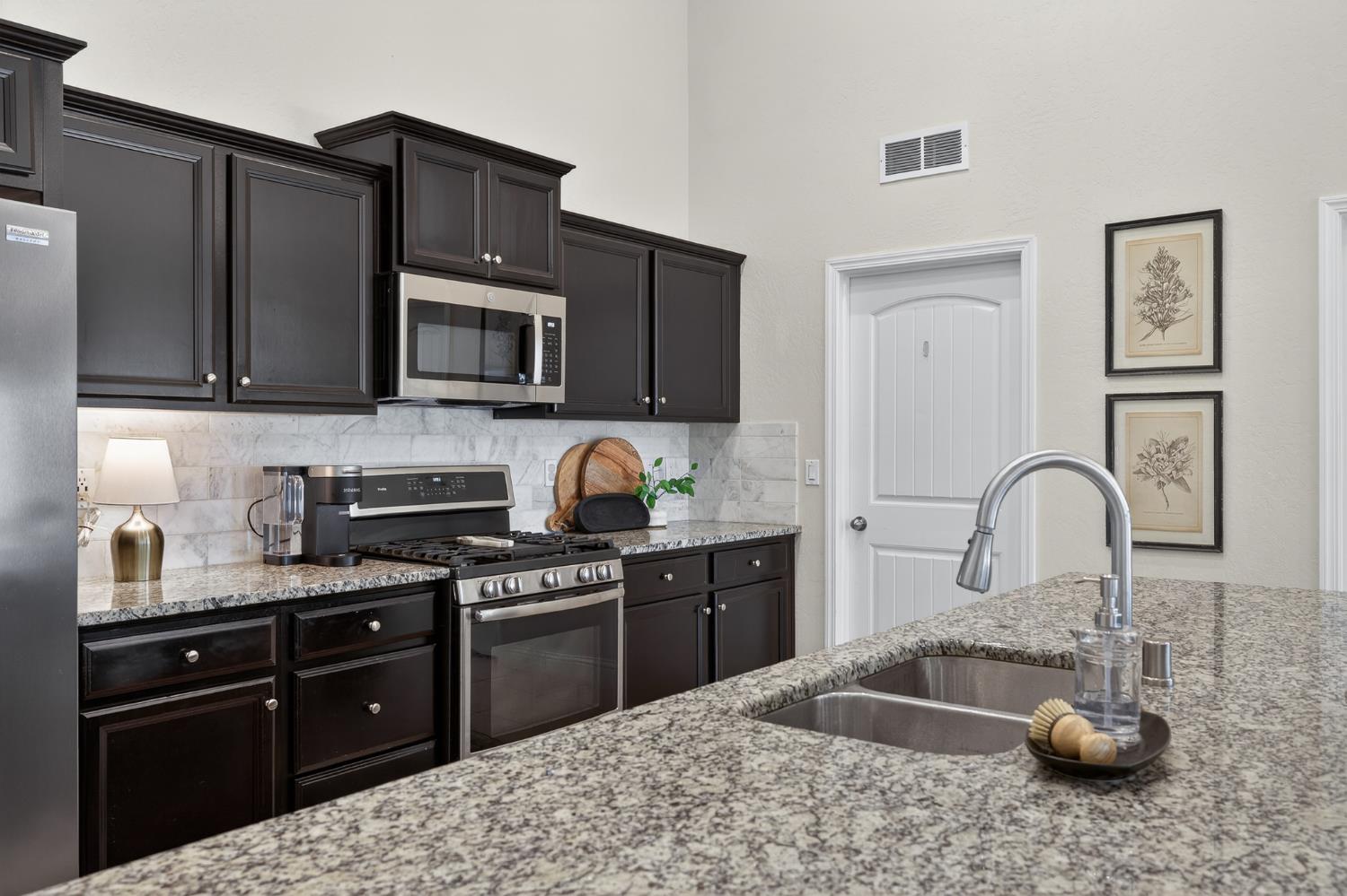6876 E Fedora Ave, Fresno, CA 93727