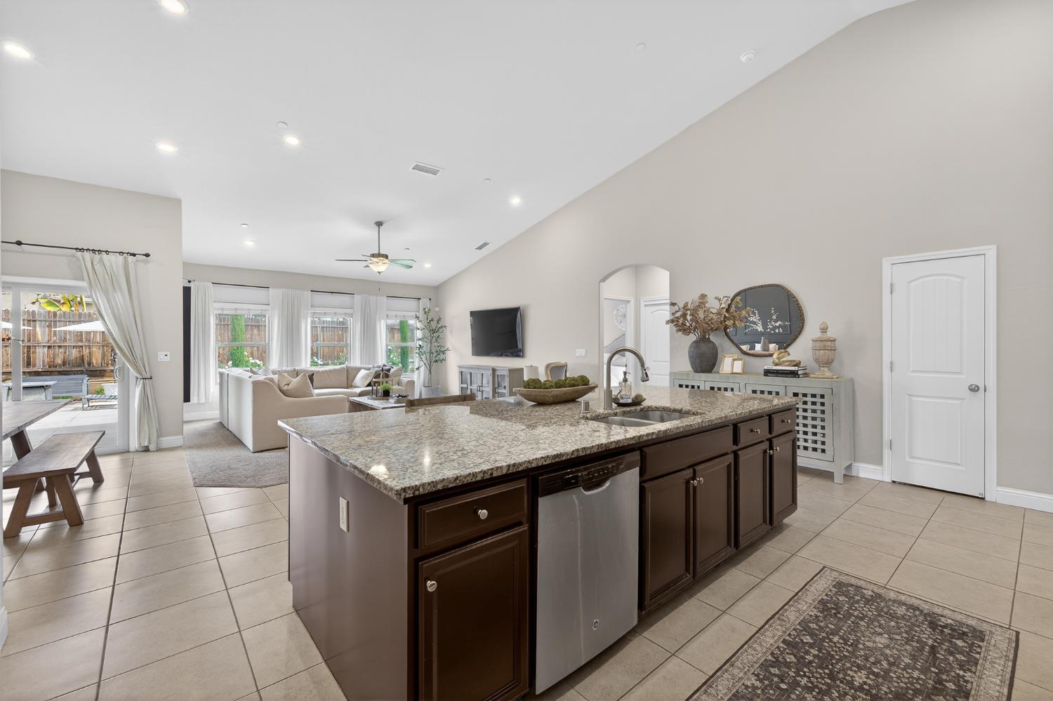 6876 E Fedora Ave, Fresno, CA 93727