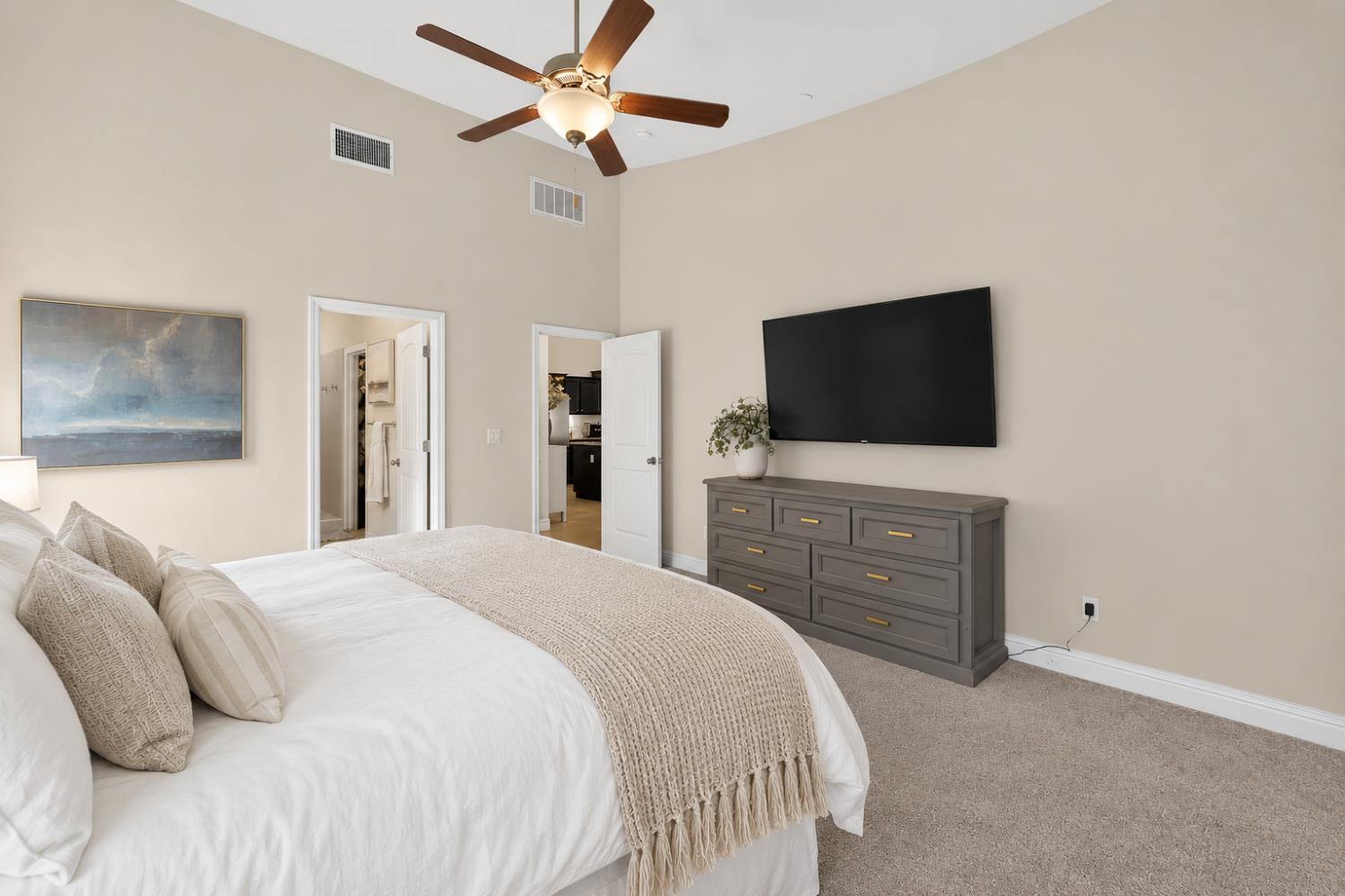 6876 E Fedora Ave, Fresno, CA 93727